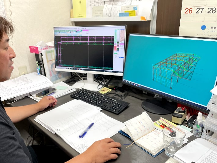 提案プラン作成中の建築士