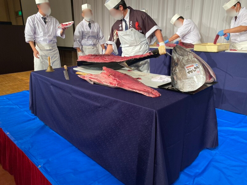 50周年祝賀祭の様子(マグロ解体ショー)