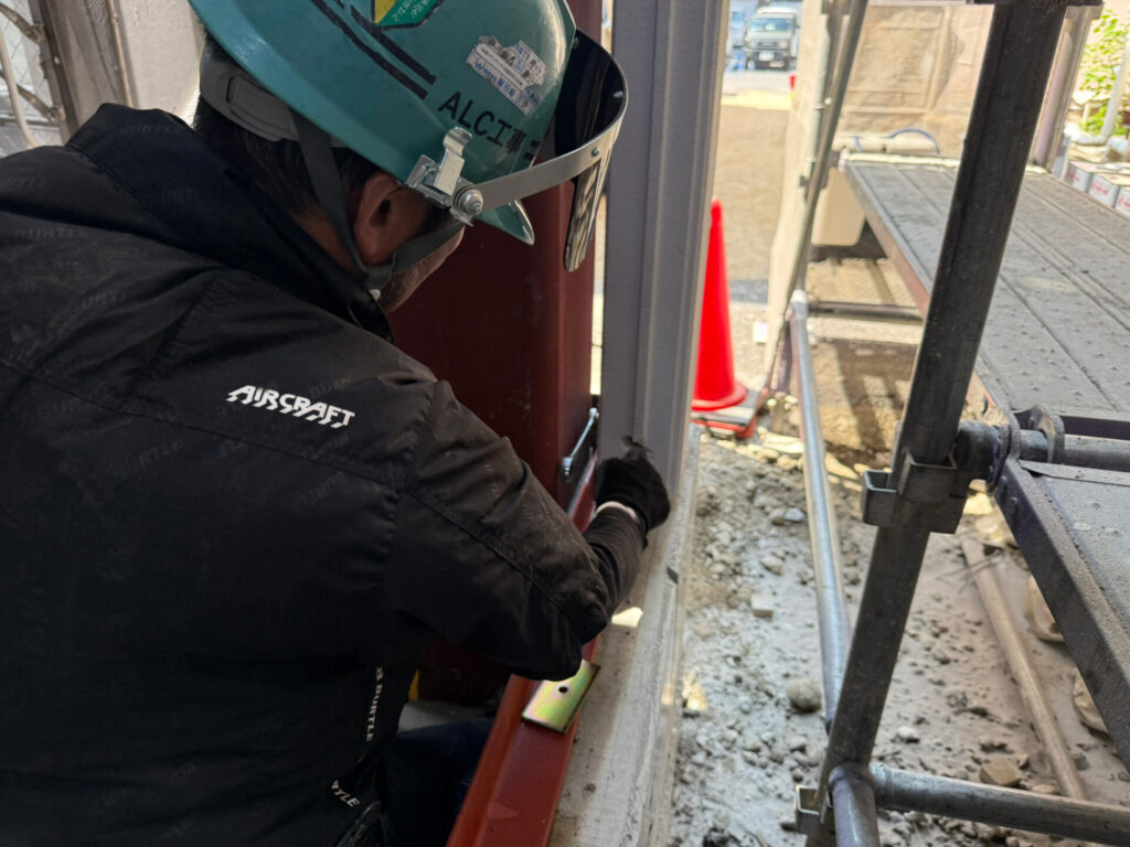 ALC建込作業を行う職人