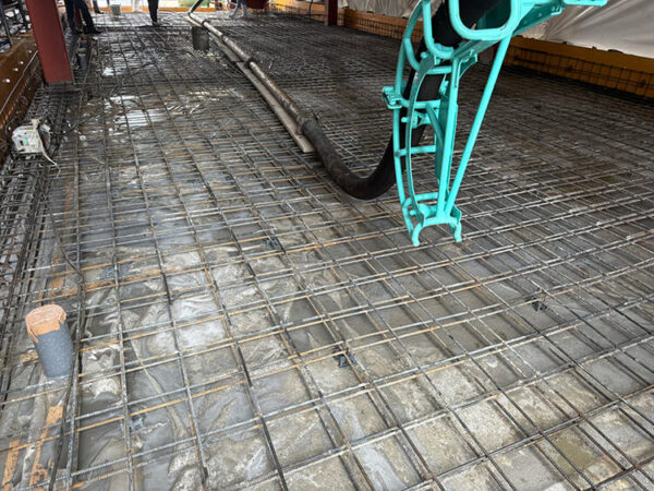 ポンプ車の先が建物内に入っている様子