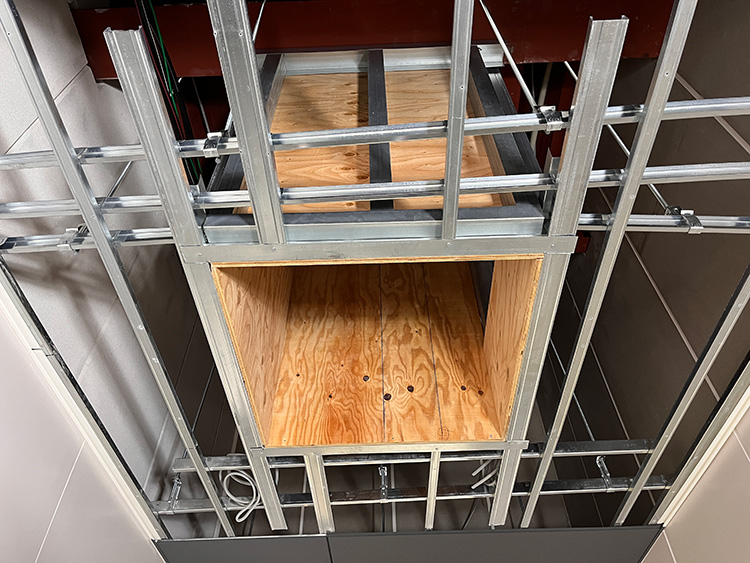 屋上下地で点検口が補強された状態