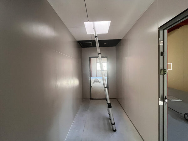 屋上点検口にハシゴをかけた状態