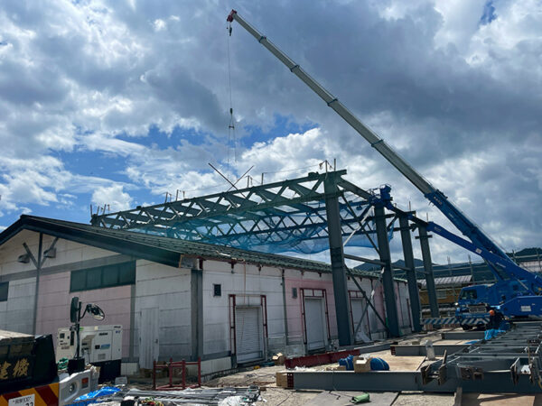 既にあるパン工場の上に、トラス構造の鉄骨組で工場を増設