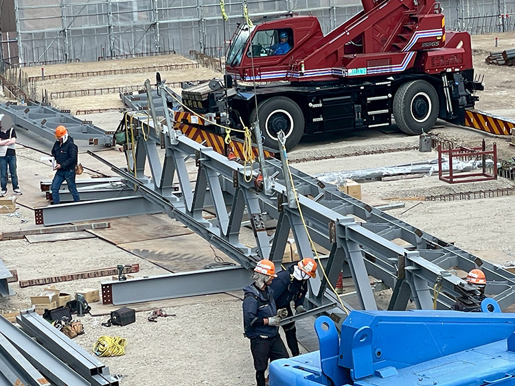 ぴったりと組み合わさったトラス構造の鉄骨