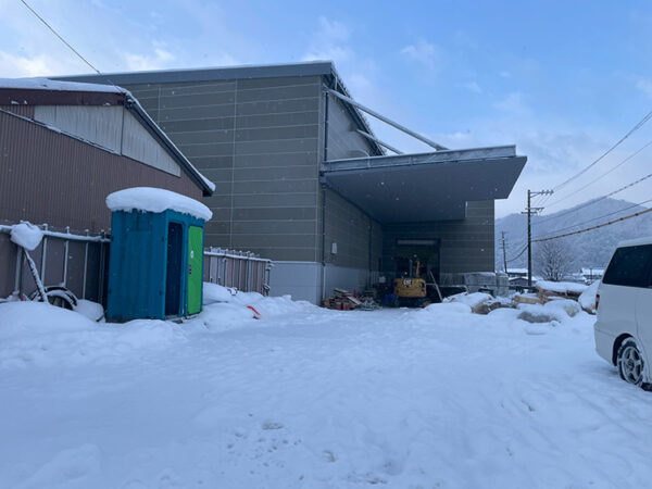 積雪の中の新しいパン工場