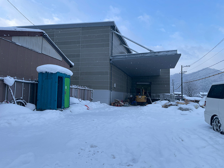 積雪の中の新しいパン工場