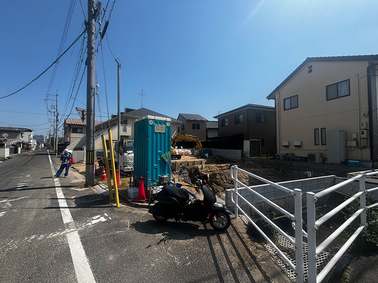 道路わきに立つ、交通整備のための警備員
